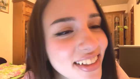 Mia online show from November 2025 03:55:01 PM