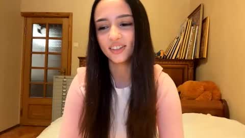 Mia online show from November 2025 03:35:01 PM