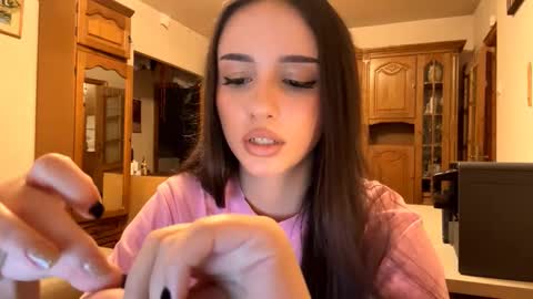 Mia online show from November 2025 01:24:02 PM