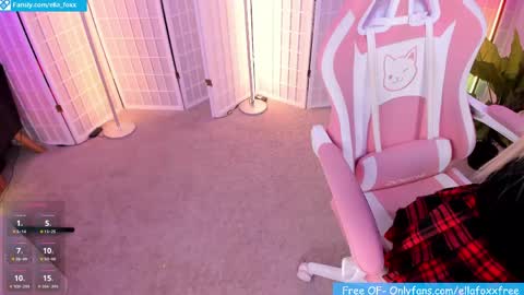 Snapshot of ella_foxx chatting on June 2026 04:04:01 AM ella_foxx online show from June 2026 04:04:01 AM