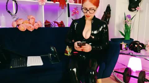 Snapshot of ella_kross chatting on April 2026 05:58:02 AM ella_kross online show from April 2026 05:58:02 AM