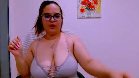 Snapshot of ella_minnie chatting on July 2026 05:49:02 PM Ella online show from July 2026 05:49:02 PM