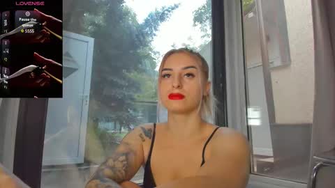 ella_vee online show from October 2025 04:52:01 AM
