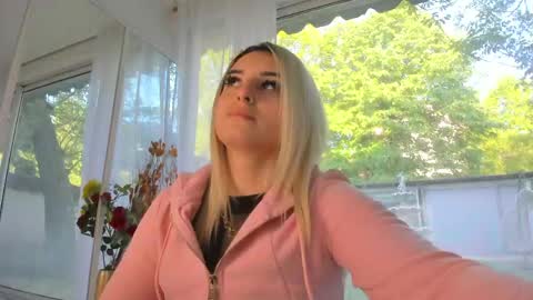 Snapshot of ella_vee chatting on May 2026 05:03:02 AM ella_vee online show from May 2026 05:03:02 AM