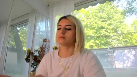 Snapshot of ella_vee chatting on May 2026 06:43:02 AM ella_vee online show from May 2026 06:43:02 AM