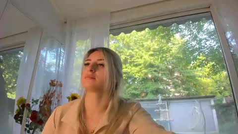 Snapshot of ella_vee chatting on May 2026 04:40:01 AM ella_vee online show from May 2026 04:40:01 AM
