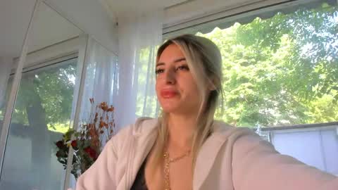 Snapshot of ella_vee chatting on May 2026 05:47:01 AM ella_vee online show from May 2026 05:47:01 AM