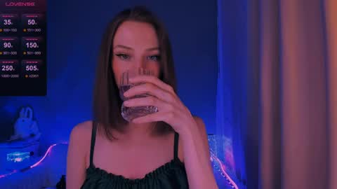 ellaamber online show from April 2026 12:32:01 AM