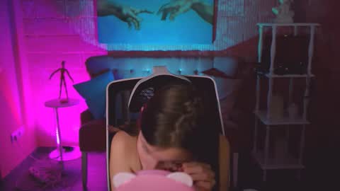 Ella online show from November 2025 06:52:01 PM