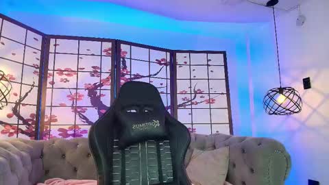 Ellie Bloom online show from December 2025 07:32:01 PM