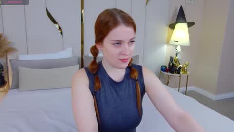 Snapshot of ellielarson chatting on October 2025 05:08:02 PM EllieLarson online show from October 2025 05:08:02 PM