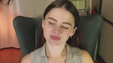 Snapshot of elliephant_ chatting on December 2024 12:01:02 PM just Emily online show from December 2024 12:01:02 PM