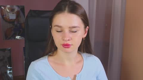 Snapshot of elliephant_ chatting on January 2025 12:30:01 PM just Emily online show from January 2025 12:30:01 PM