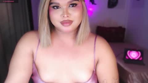 Snapshot of ellise_husson chatting on May 2026 04:07:02 AM Ellise online show from May 2026 04:07:02 AM