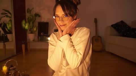 Snapshot of elly_fry chatting on October 2025 06:25:02 PM Art Place online show from October 2025 06:25:02 PM