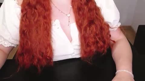 Snapshot of elly_petite chatting on April 2026 06:10:01 PM Elly online show from April 2026 06:10:01 PM