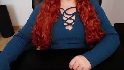 Snapshot of elly_petite chatting on April 2026 06:16:02 AM Elly online show from April 2026 06:16:02 AM