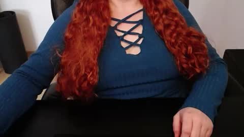 Snapshot of elly_petite chatting on April 2026 03:07:01 PM Elly online show from April 2026 03:07:01 PM