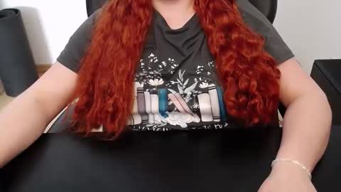 Snapshot of elly_petite chatting on April 2026 01:35:01 PM Elly online show from April 2026 01:35:01 PM