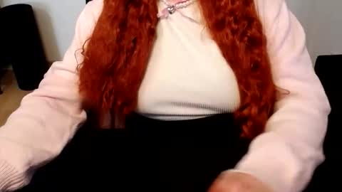 Snapshot of elly_petite chatting on May 2026 06:49:02 PM Elly online show from May 2026 06:49:02 PM
