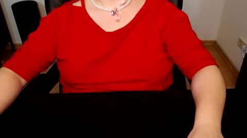 Snapshot of elly_petite chatting on May 2026 06:48:01 PM Elly online show from May 2026 06:48:01 PM
