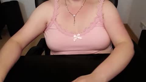 Snapshot of elly_petite chatting on June 2026 01:13:01 PM Elly online show from June 2026 01:13:01 PM