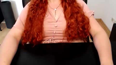 Snapshot of elly_petite chatting on June 2026 11:05:01 AM Elly online show from June 2026 11:05:01 AM