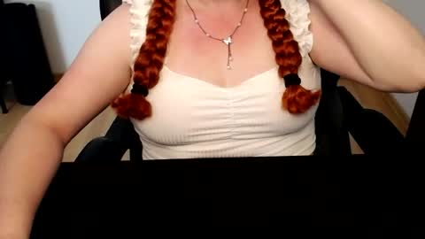 Snapshot of elly_petite chatting on June 2026 11:13:01 AM Elly online show from June 2026 11:13:01 AM