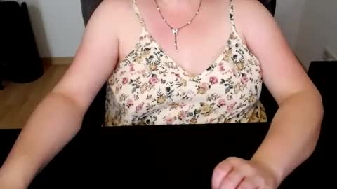 Snapshot of elly_petite chatting on June 2026 11:18:02 AM Elly online show from June 2026 11:18:02 AM