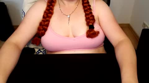 Snapshot of elly_petite chatting on July 2026 07:01:01 AM Elly online show from July 2026 07:01:01 AM
