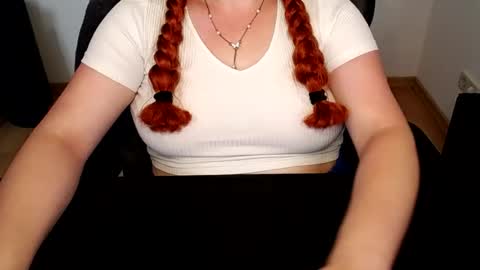 Snapshot of elly_petite chatting on July 2026 06:06:02 AM Elly online show from July 2026 06:06:02 AM