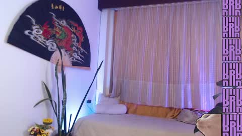 Snapshot of elly_uwuw chatting on March 2026 12:37:02 AM Emy Castro online show from March 2026 12:37:02 AM