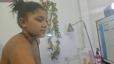 Snapshot of elly_willis chatting on January 2025 08:10:02 PM Elly online show from January 2025 08:10:02 PM