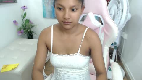 Snapshot of elly_willis chatting on February 2025 08:22:01 PM Elly online show from February 2025 08:22:01 PM