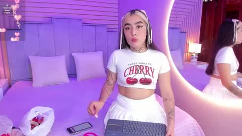 Snapshot of elodie_walker chatting on February 2025 12:05:02 PM Elodie online show from February 2025 12:05:02 PM