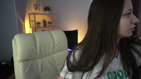 Snapshot of elyslunar_ chatting on December 2024 06:36:01 AM Call me Elis online show from December 2024 06:36:01 AM