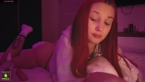 Snapshot of em1l1a chatting on December 2025 07:43:01 PM Em1l1a online show from December 2025 07:43:01 PM