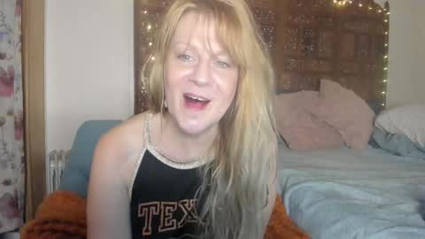 Snapshot of emberpheonixxx chatting on October 2025 12:33:01 AM Ember Pheonixxx online show from October 2025 12:33:01 AM