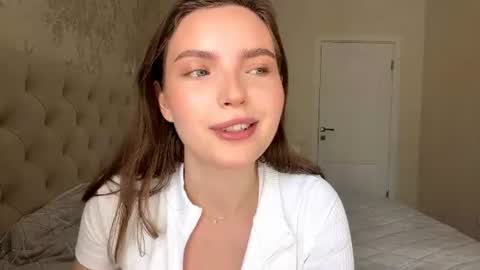 Snapshot of emelinabazydlo chatting on August 2026 09:00:01 AM Bella online show from August 2026 09:00:01 AM