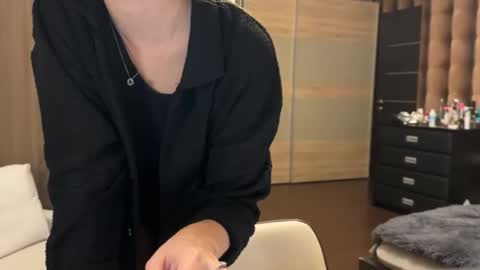 emi__ly online show from November 2025 06:32:01 PM