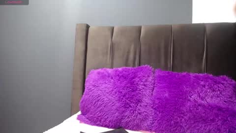 Snapshot of emi_candi chatting on December 2024 01:30:02 PM emi online show from December 2024 01:30:02 PM