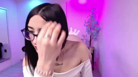 Snapshot of emiily_andrews chatting on November 2025 08:31:01 PM Emiily online show from November 2025 08:31:01 PM