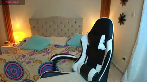 Snapshot of emiily_skinny chatting on July 2026 11:44:01 PM emiily_skinny online show from July 2026 11:44:01 PM