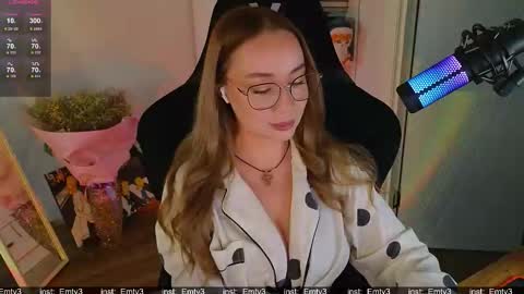 Snapshot of emili1_bc chatting on December 2025 11:48:01 AM Emili online show from December 2025 11:48:01 AM