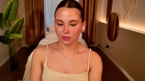 Snapshot of emilia_dream chatting on June 2026 06:01:02 PM emilia_dream online show from June 2026 06:01:02 PM