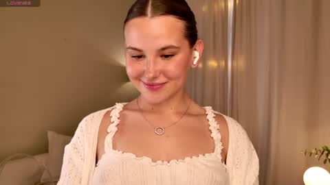 Snapshot of emilia_dream chatting on June 2026 06:17:01 PM emilia_dream online show from June 2026 06:17:01 PM