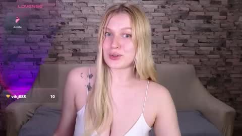 Snapshot of emiliaduchess chatting on April 2026 06:03:02 PM Amili online show from April 2026 06:03:02 PM