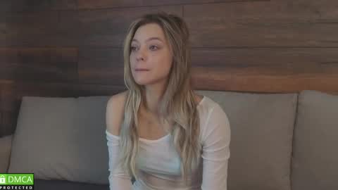 Snapshot of emilielong chatting on June 2026 06:20:01 AM emilielong online show from June 2026 06:20:01 AM