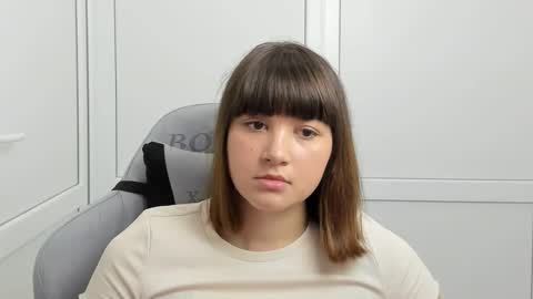Snapshot of emilli_moon chatting on May 2026 06:19:02 AM Emmi online show from May 2026 06:19:02 AM