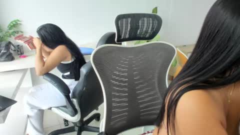 Snapshot of emillybrowm chatting on April 2026 03:06:01 PM Emilly online show from April 2026 03:06:01 PM